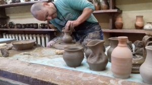 Гончарная мастерская. Гончар. Работа гончара. Дудутки, Беларусь.