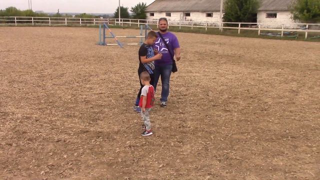 ЯРИК TRUMP на Лошадинном Ранчо в ПЕРВЫЕ ВЕРХОМ на Спортивной Лошади смотреть онлайн