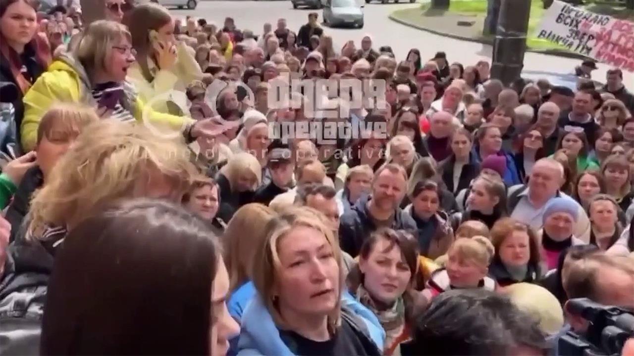 В Кривом Роге матери и жены солдат так называемой "теробороны" скандировали "Позор!"