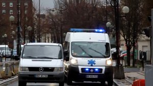 Не пропускает скорую в париже