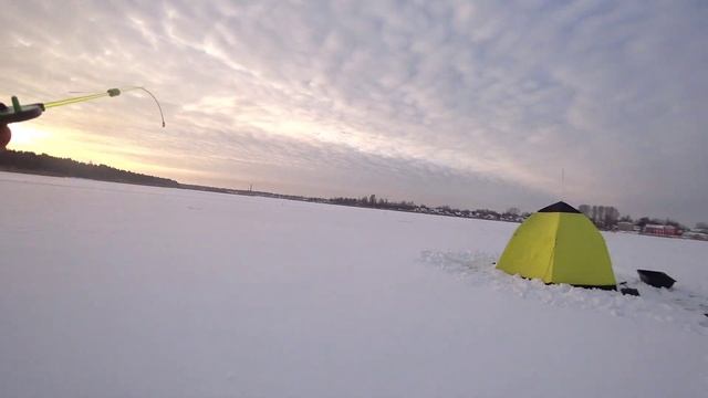 Как в бесклевье Поймать Зимой Рыбу на Реке .Клева нет,но Рыбы Наловил..Подледный Фидер и мормышка . смотреть онлайн