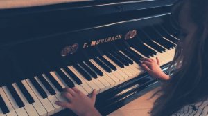 Девочка красиво играет на старинном рояле (Хатико)