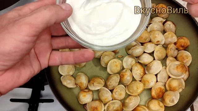 Жареные ПЕЛЬМЕНИ со сметаной на сковороде! Это очень ВКУСНО, просто объедение!