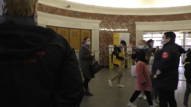 ВДНХ. ГКУ. Менты категорически отказываются шестерить Умаровой. СБ снимает на голубенький телефон.
