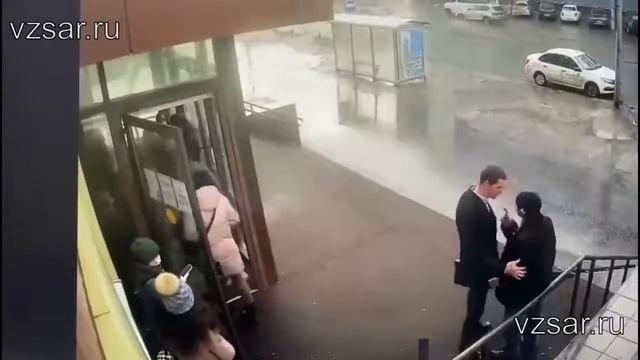 Видеокамера засняла смертельную драку у саратовского МФЦ ШОК 2020 смотреть онлайн
