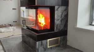 Камин HOXTER с отделкой широкоформатным керамогранитом и латунными вставками