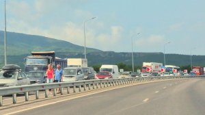 ТРАССА НА ЧЁРНОЕ МОРЕ ПАРАЛИЗОВАНА. ЛЮДИ ИДУТ ПЕШКОМ. БЕЗ КОММЕНТАРИЕВ...