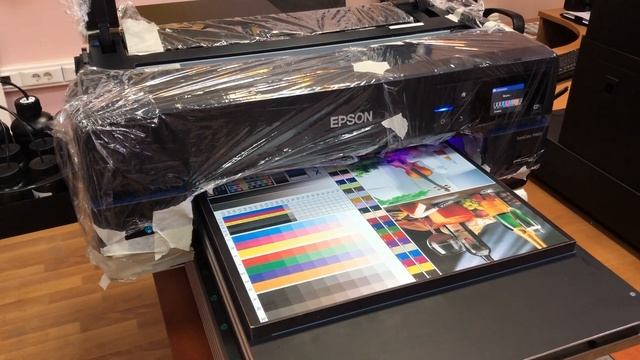 УФ принтер А2+P800UV печать фото на черном ДСП в режиме Syncroprint с белым цветом смотреть онлайн