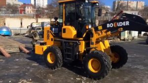 Новый фронтальный Boulder WL20 погрузчик встречает довольный клиент