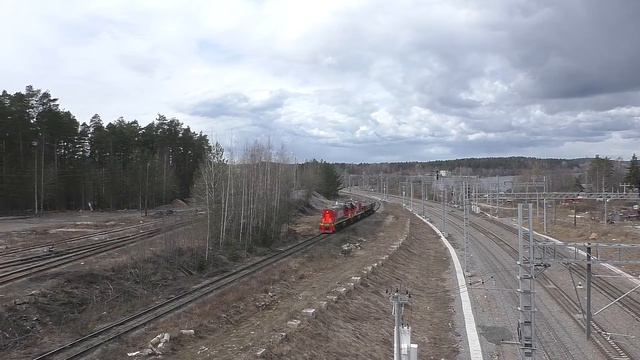 Тепловозы ТЭМ18ДМ-1124-1126 производят маневровую работу на Каменногоркском КНМ смотреть онлайн