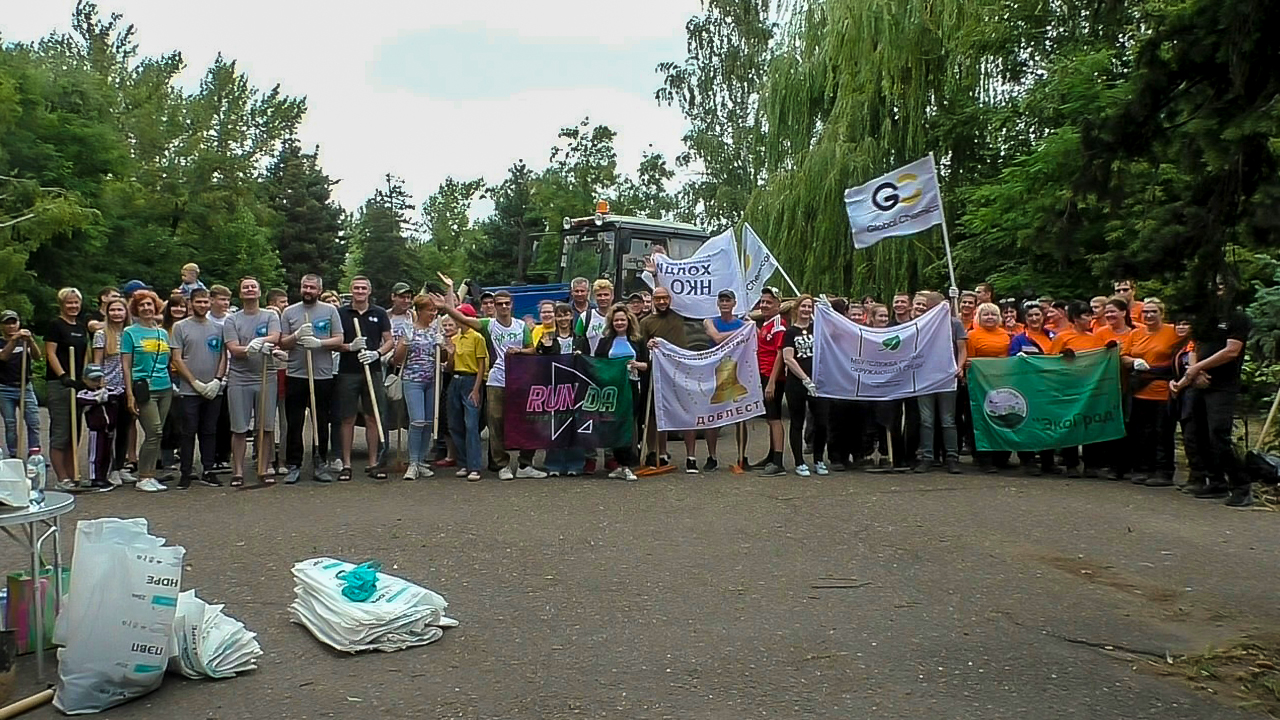 В сквере Сапожниковых прошел субботник