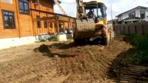 Снятие растительного грунта трактором, избавление от сорняков