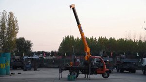 Необычный 3-тонный 3-колесный кран из Китая