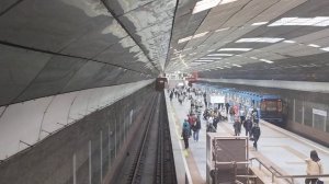 номерной с маской 2-2-2 прибывает на станцию берёзовая роща! Метро Новосибирска!