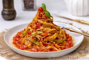 Как макароны, но овощные.
"ЛАПША" ИЗ КАБАЧКОВ С ТОМАТНЫМ СОУСОМ