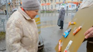 РАЗДАЮ ДЕНЬГИ и ВКУСНЯШКИ БЕСПЛАТНО прохожим на улице. Отдам даром.