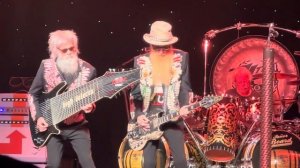 Craziest guitar I’ve ever seen! #zztop Got me under pressure !