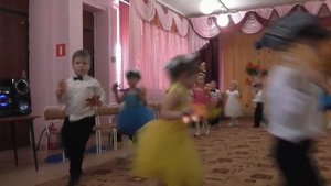 Вход на осенний праздник: "Осенний венок"