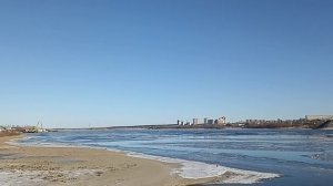 Новосибирск весной. Река Обь в апреле лёд идёт.
