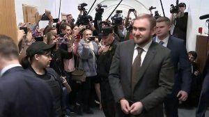 В одном из домов сенатора Рауфа Арашукова обнаружили золотые слитки, драгоценности и коллекцию хо...