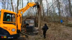 Нашли в лесу старый армейский грузовик