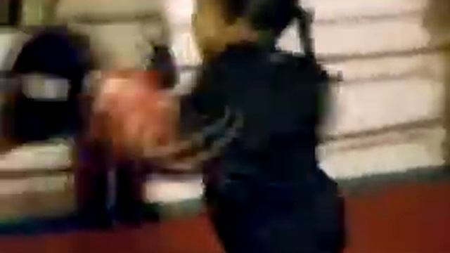 ребенок бьет по лапам.flv смотреть онлайн