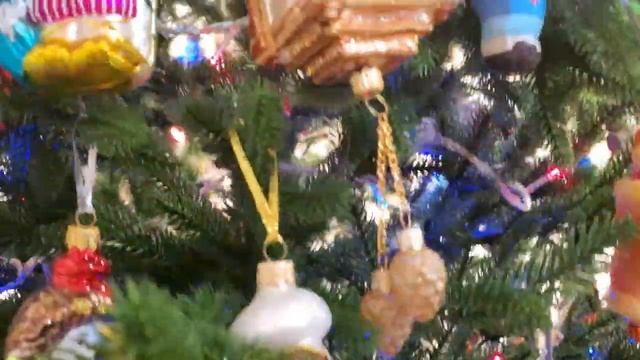 Разбираем елки 2022 / Проблема хранения / не убранные игрушки со всех елок повесили на одну смотреть онлайн