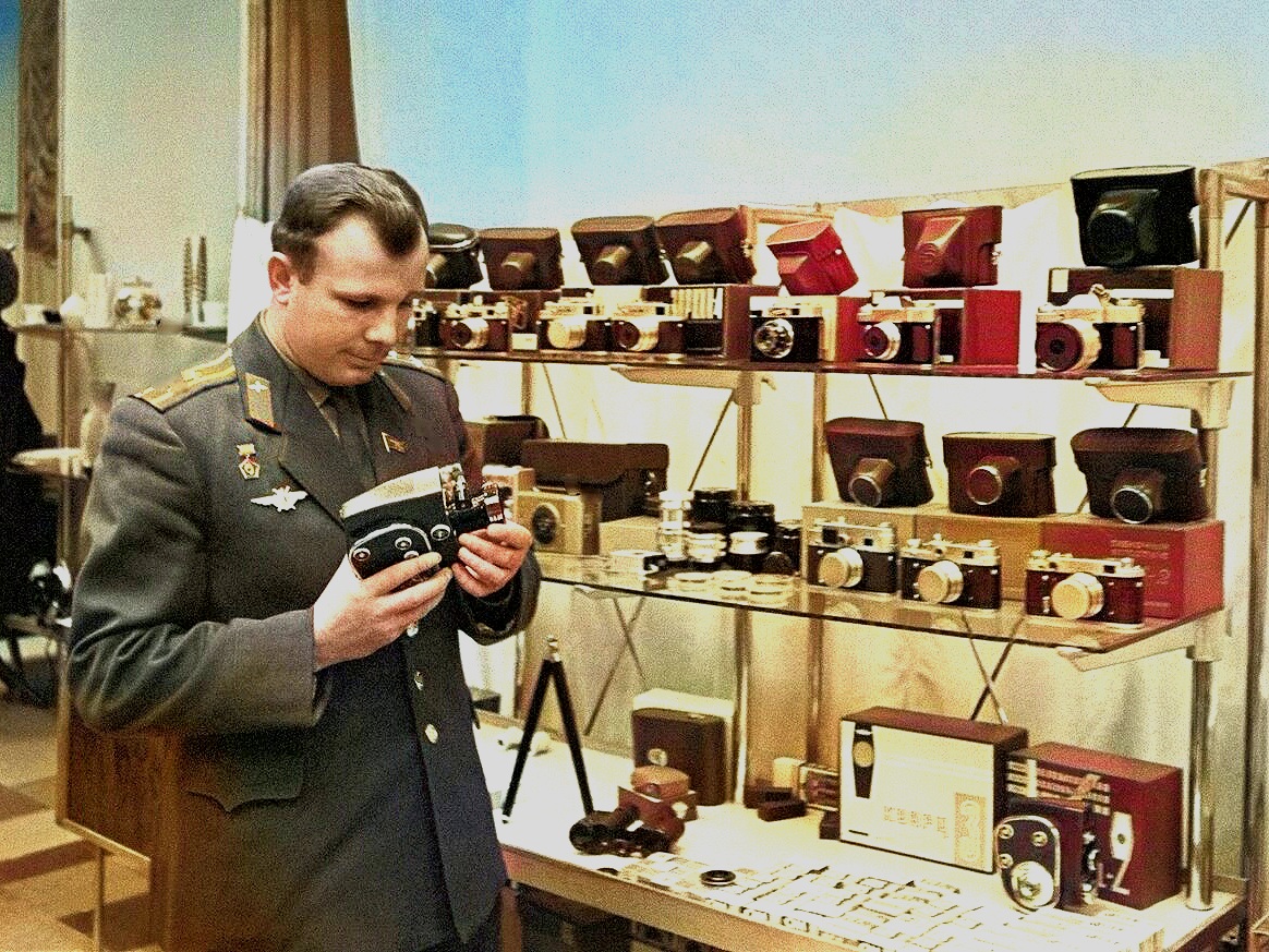 Юрий Гагарин с кинокамерой