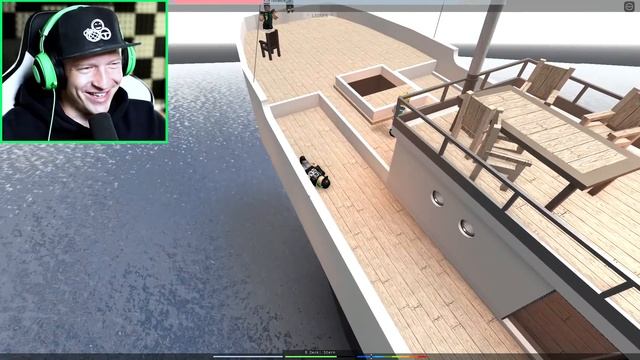 SURVIVE a Sinking Ship in the Middle of the Ocean in Roblox!! смотреть онлайн