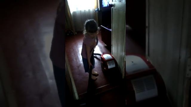 Внучке 4 года, а уже пылесосит смотреть онлайн