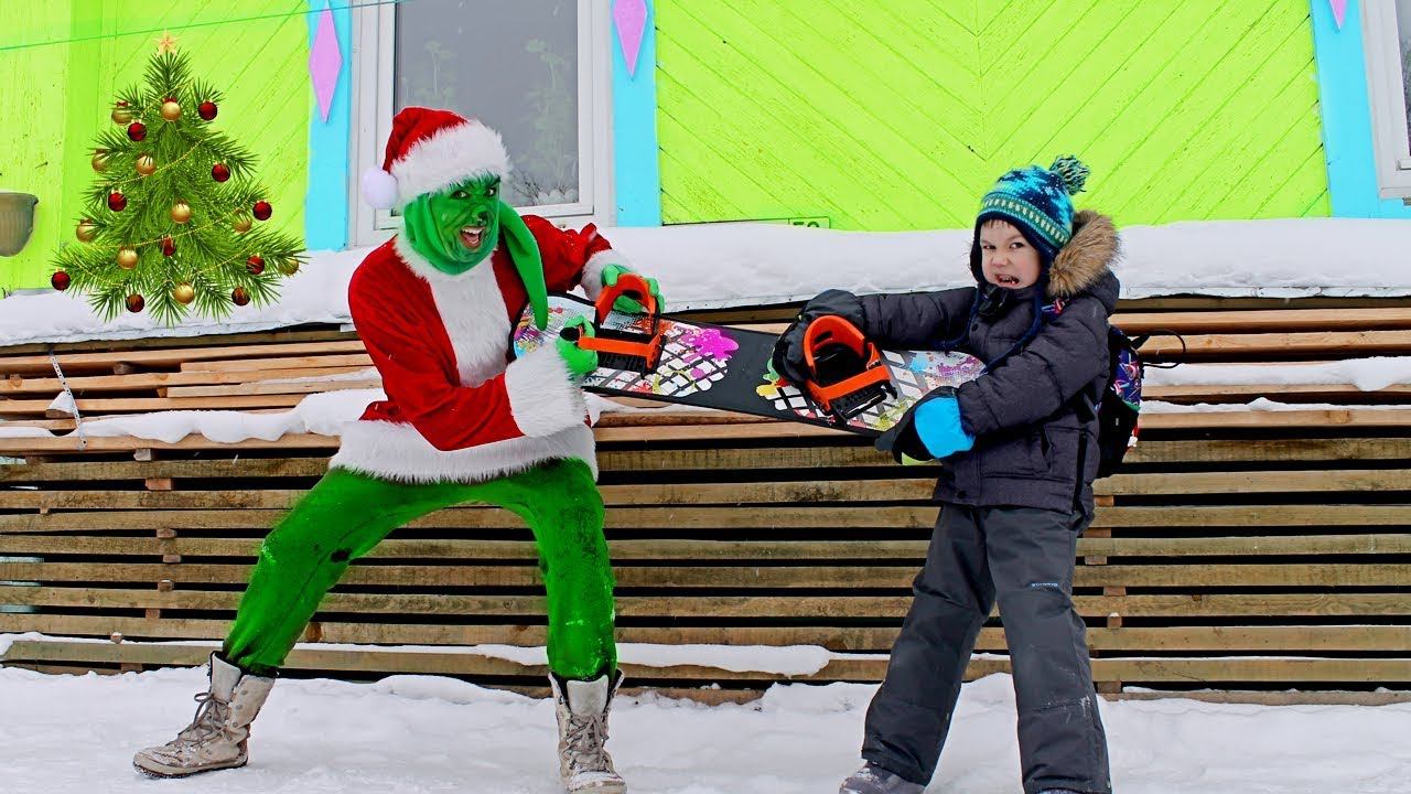 Гринч и Рома НЕ ПОДЕЛИЛИ подарки! Рома нашел дом ГРИНЧА в реальной жизни! Рома и Хелпик