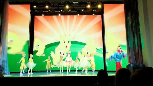 Танцевальная композиция  "Танец Цыплят" . Муниципальный фестиваль детского творчества .