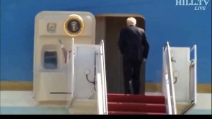 Самый старый президент США Джо Байден три раза падает поднимаясь по трапу самолета.