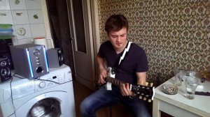 Парень играет на электрогитаре