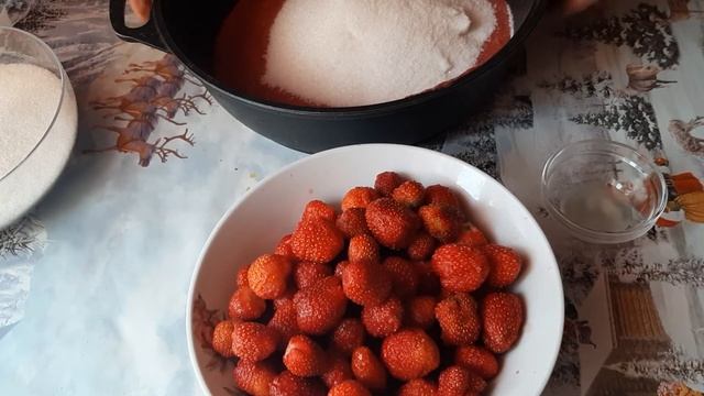 Вкусное клубничное варенье.