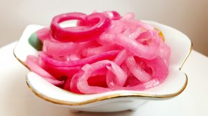 Маринованный лук - закуска к шашлыку и не только.