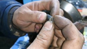 Снимаем левый привод меняем пыльник стойки, рулевую тягу и колодки на митцубиси паджеро пинин.