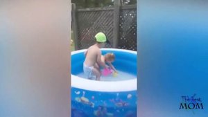 ? СМЕШНЫЕ ДЕТИ играют в БАССЕЙНЕ ?  // Дети прикол?