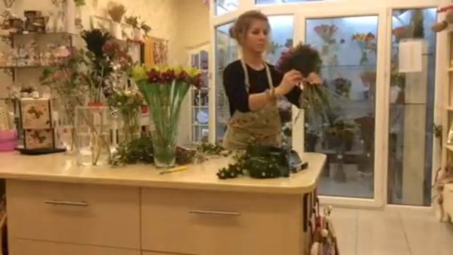 Собираем букет из анемона, орхидеи и кустовой гвоздики смотреть онлайн