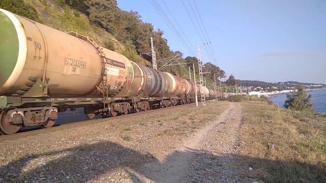 Электровозы 2ЭС4К-055 2ЭС4К-134 С Грузовым Составом Проходит Станцию Лоо смотреть онлайн