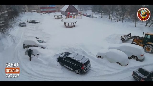 Утро. Столько снега выпало за ночь. Чистят трактором. смотреть онлайн