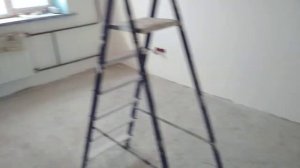Монеты в углах квартиры.