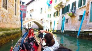 Giro in Gondola a Venezia sotto il Ponte dei Sospiri