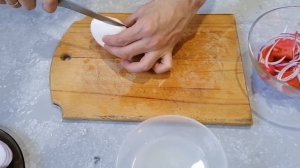 Всем известный салат или закуска с сыром моцарелла.