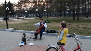 Виртуозная игра на виолончели! Дети в восторге!