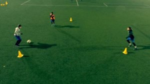 Wall passing soccer drill / Игра в стенку в футболе.