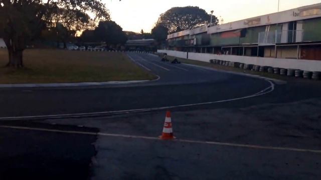 Felipe Nasr no kartodromo do guará - Uai Fórmula Kart смотреть онлайн