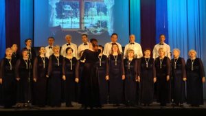 «Рождественская песенка» (Динь-динь-дон! За окошком Рождество). Народный хор «Червона калина»