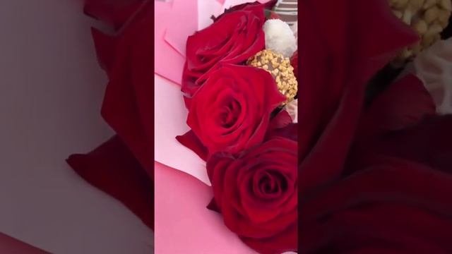 Букет из Клубники в шоколаде с розами
