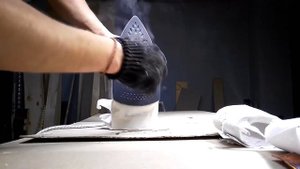 Чистка полотна утюга от пригара с помощью карандаша для очистки утюга. Способ применения.